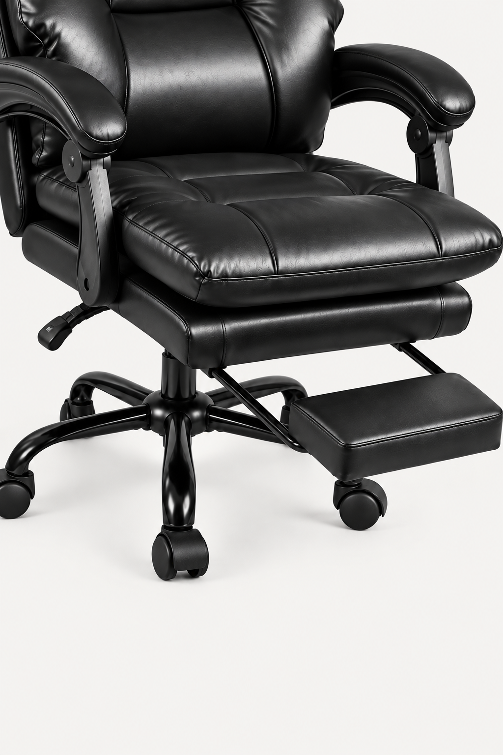 LoungeBack 135 — Fauteuil de bureau capitonné avec repose-pieds intégré