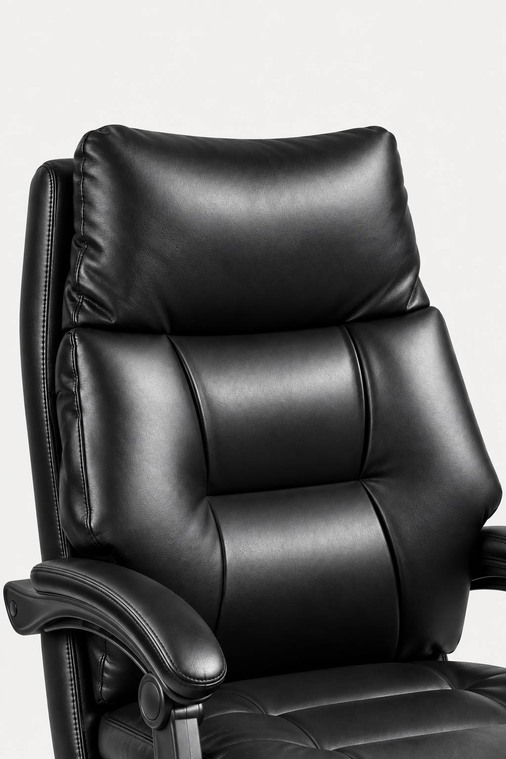 LoungeBack 135 — Fauteuil de bureau capitonné avec repose-pieds intégré